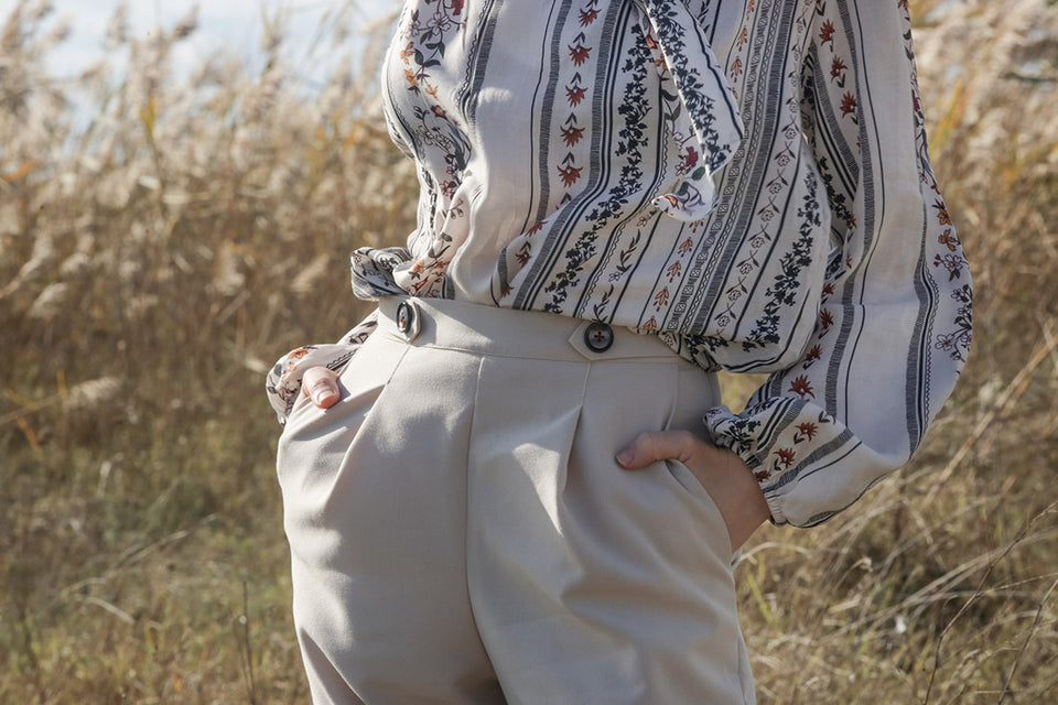 a close up of the waistband on a pair of smart pleated pants